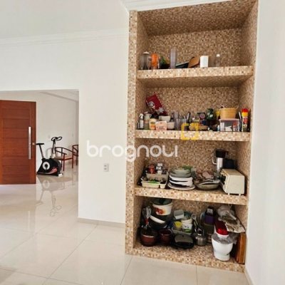 Casa com 470m², 5 quartos (sendo 1 suíte), 3 garagens, no bairro São João do Rio Vermelho em Florianópolis