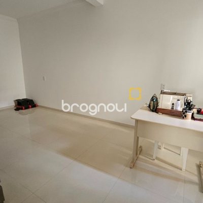 Casa com 470m², 5 quartos (sendo 1 suíte), 3 garagens, no bairro São João do Rio Vermelho em Florianópolis