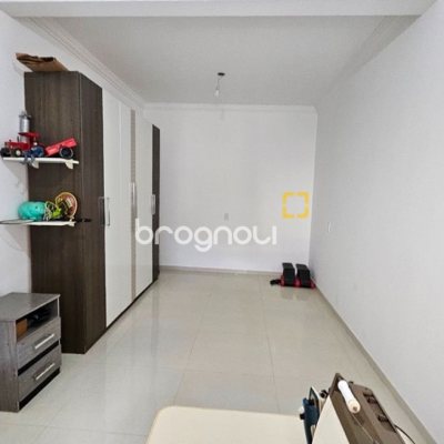 Casa com 470m², 5 quartos (sendo 1 suíte), 3 garagens, no bairro São João do Rio Vermelho em Florianópolis