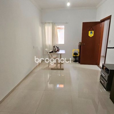 Casa com 470m², 5 quartos (sendo 1 suíte), 3 garagens, no bairro São João do Rio Vermelho em Florianópolis