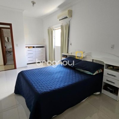 Casa com 470m², 5 quartos (sendo 1 suíte), 3 garagens, no bairro São João do Rio Vermelho em Florianópolis