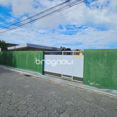 Casa com 470m², 5 quartos (sendo 1 suíte), 3 garagens, no bairro São João do Rio Vermelho em Florianópolis
