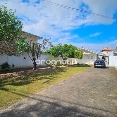 Casa com 470m², 5 quartos (sendo 1 suíte), 3 garagens, no bairro São João do Rio Vermelho em Florianópolis