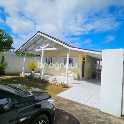 Casa com 470m², 5 quartos (sendo 1 suíte), 3 garagens, no bairro São João do Rio Vermelho em Florianópolis