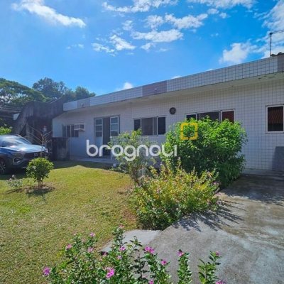 Casa com 470m², 5 quartos (sendo 1 suíte), 3 garagens, no bairro São João do Rio Vermelho em Florianópolis
