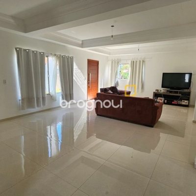 Casa com 470m², 5 quartos (sendo 1 suíte), 3 garagens, no bairro São João do Rio Vermelho em Florianópolis
