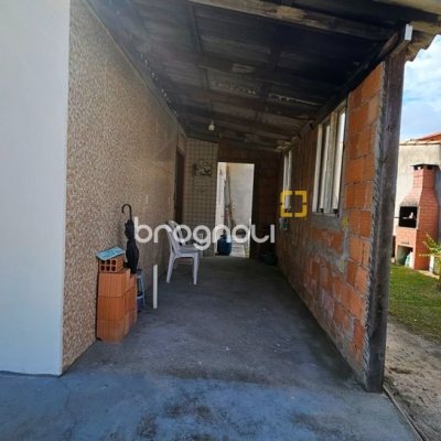 Casa com 470m², 5 quartos (sendo 1 suíte), 3 garagens, no bairro São João do Rio Vermelho em Florianópolis