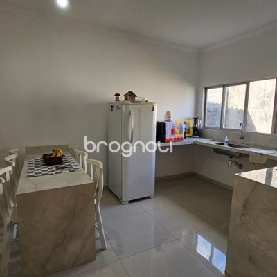 Casa com 470m², 5 quartos (sendo 1 suíte), 3 garagens, no bairro São João do Rio Vermelho em Florianópolis
