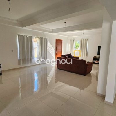 Casa com 470m², 5 quartos (sendo 1 suíte), 3 garagens, no bairro São João do Rio Vermelho em Florianópolis