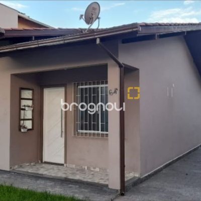 Casa com 105m², 2 quartos, 2 garagens, no bairro Forquilhinha em São José