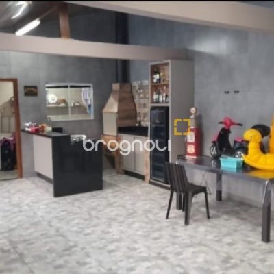 Casa com 105m², 2 quartos, 2 garagens, no bairro Forquilhinha em São José