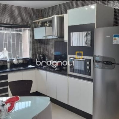 Casa com 105m², 2 quartos, 2 garagens, no bairro Forquilhinha em São José