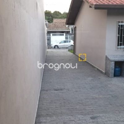 Casa com 105m², 2 quartos, 2 garagens, no bairro Forquilhinha em São José