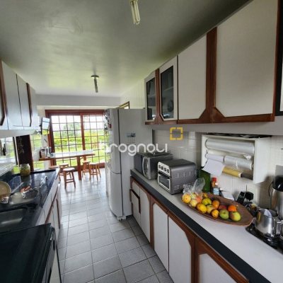Casa de Condomínio com 302m², 4 quartos (sendo 1 suíte), 4 garagens, no bairro Bosque das Mansões em São José