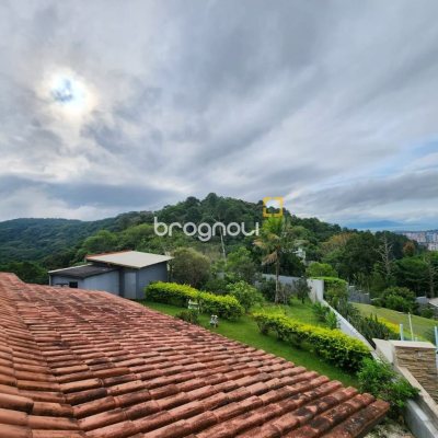 Casa de Condomínio com 302m², 4 quartos (sendo 1 suíte), 4 garagens, no bairro Bosque das Mansões em São José