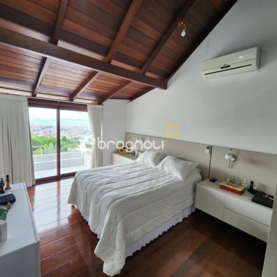 Casa de Condomínio com 302m², 4 quartos (sendo 1 suíte), 4 garagens, no bairro Bosque das Mansões em São José