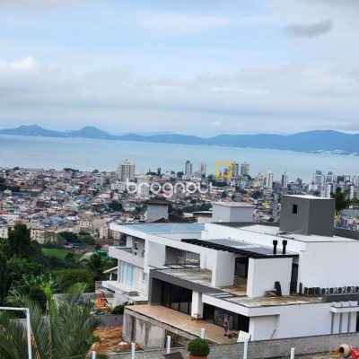 Casa de Condomínio com 302m², 4 quartos (sendo 1 suíte), 4 garagens, no bairro Bosque das Mansões em São José