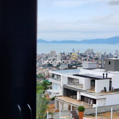 Casa de Condomínio com 302m², 4 quartos (sendo 1 suíte), 4 garagens, no bairro Bosque das Mansões em São José