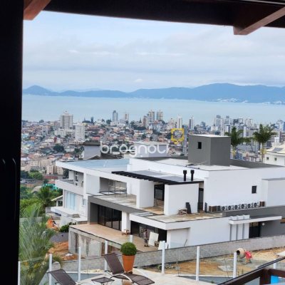 Casa de Condomínio com 302m², 4 quartos (sendo 1 suíte), 4 garagens, no bairro Bosque das Mansões em São José