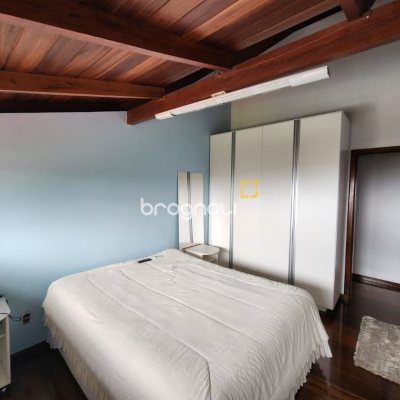 Casa de Condomínio com 302m², 4 quartos (sendo 1 suíte), 4 garagens, no bairro Bosque das Mansões em São José