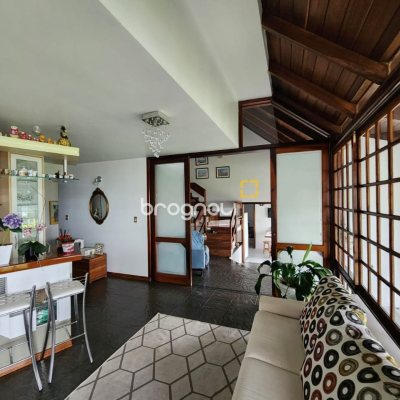 Casa de Condomínio com 302m², 4 quartos (sendo 1 suíte), 4 garagens, no bairro Bosque das Mansões em São José