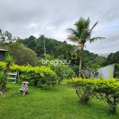 Casa de Condomínio com 302m², 4 quartos (sendo 1 suíte), 4 garagens, no bairro Bosque das Mansões em São José