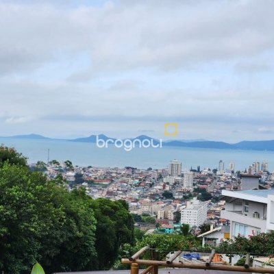 Casa de Condomínio com 302m², 4 quartos (sendo 1 suíte), 4 garagens, no bairro Bosque das Mansões em São José