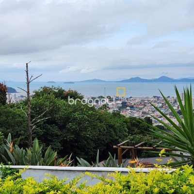 Casa de Condomínio com 302m², 4 quartos (sendo 1 suíte), 4 garagens, no bairro Bosque das Mansões em São José