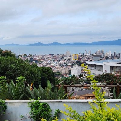 Casa de Condomínio com 302m², 4 quartos (sendo 1 suíte), 4 garagens, no bairro Bosque das Mansões em São José
