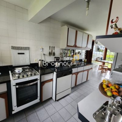 Casa de Condomínio com 302m², 4 quartos (sendo 1 suíte), 4 garagens, no bairro Bosque das Mansões em São José