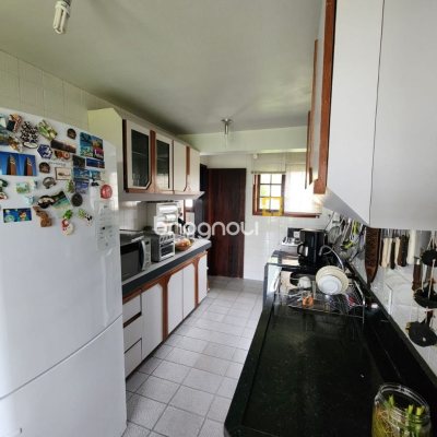 Casa de Condomínio com 302m², 4 quartos (sendo 1 suíte), 4 garagens, no bairro Bosque das Mansões em São José