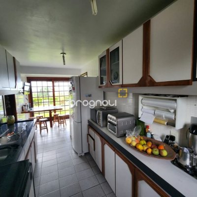 Casa de Condomínio com 302m², 4 quartos (sendo 1 suíte), 4 garagens, no bairro Bosque das Mansões em São José