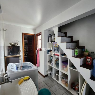 Casa de Condomínio com 302m², 4 quartos (sendo 1 suíte), 4 garagens, no bairro Bosque das Mansões em São José