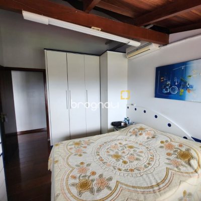 Casa de Condomínio com 302m², 4 quartos (sendo 1 suíte), 4 garagens, no bairro Bosque das Mansões em São José
