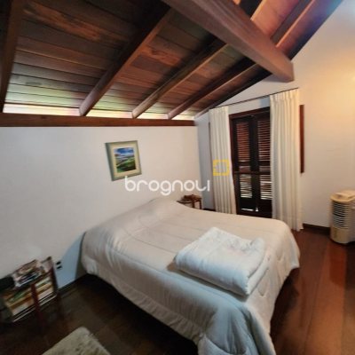 Casa de Condomínio com 302m², 4 quartos (sendo 1 suíte), 4 garagens, no bairro Bosque das Mansões em São José
