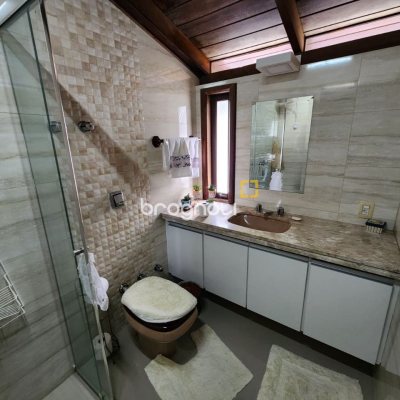 Casa de Condomínio com 302m², 4 quartos (sendo 1 suíte), 4 garagens, no bairro Bosque das Mansões em São José