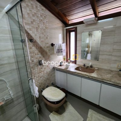 Casa de Condomínio com 302m², 4 quartos (sendo 1 suíte), 4 garagens, no bairro Bosque das Mansões em São José