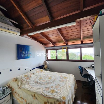 Casa de Condomínio com 302m², 4 quartos (sendo 1 suíte), 4 garagens, no bairro Bosque das Mansões em São José