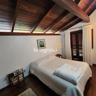 Casa de Condomínio com 302m², 4 quartos (sendo 1 suíte), 4 garagens, no bairro Bosque das Mansões em São José