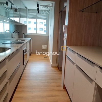 Apartamento com 92m², 3 quartos (sendo 1 suíte), 2 garagens, no bairro Kobrasol em São José