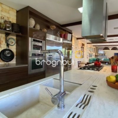 Casa com 680m², 6 quartos (sendo 3 suítes), 6 garagens, no bairro Lagoinha em Florianópolis