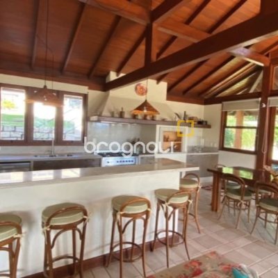 Casa com 680m², 6 quartos (sendo 3 suítes), 6 garagens, no bairro Lagoinha em Florianópolis