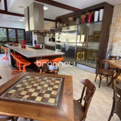 Casa com 680m², 6 quartos (sendo 3 suítes), 6 garagens, no bairro Lagoinha em Florianópolis