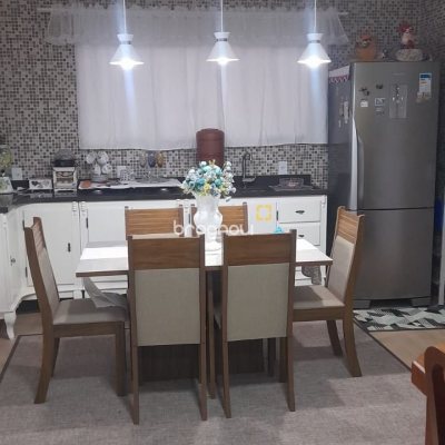 Casa com 200m², 3 quartos (sendo 1 suíte), 2 garagens, no bairro Rio Vermelho em Florianópolis
