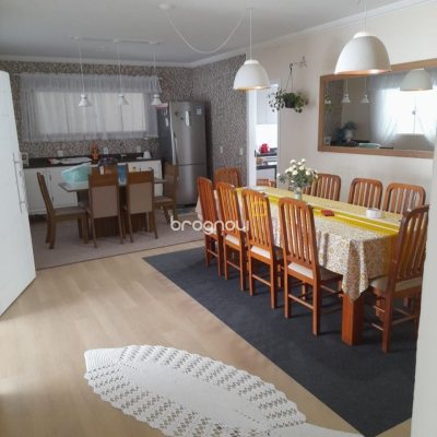 Casa com 200m², 3 quartos (sendo 1 suíte), 2 garagens, no bairro Rio Vermelho em Florianópolis