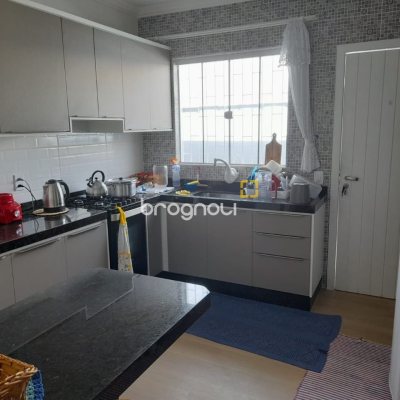 Casa com 200m², 3 quartos (sendo 1 suíte), 2 garagens, no bairro Rio Vermelho em Florianópolis