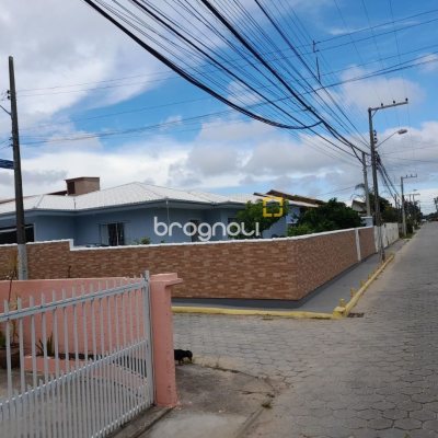 Casa com 200m², 3 quartos (sendo 1 suíte), 2 garagens, no bairro Rio Vermelho em Florianópolis