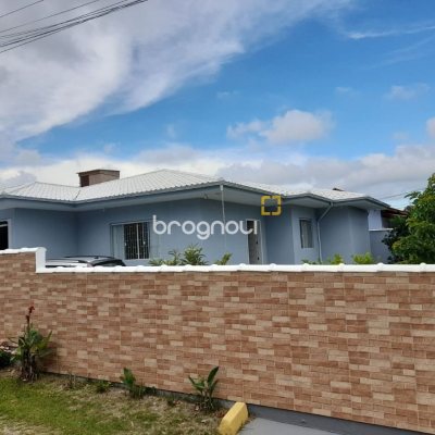 Casa com 200m², 3 quartos (sendo 1 suíte), 2 garagens, no bairro Rio Vermelho em Florianópolis