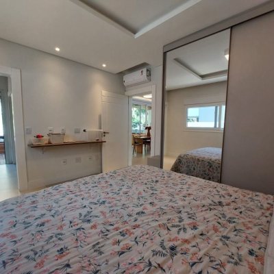 Casa com 454m², 8 quartos (sendo 4 suítes), 3 garagens, no bairro Rio Tavares em Florianópolis