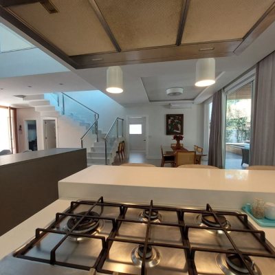 Casa com 454m², 8 quartos (sendo 4 suítes), 3 garagens, no bairro Rio Tavares em Florianópolis